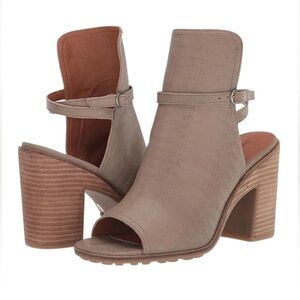 Lucky Brand Velitina Stacked Open Heel Peep Toe Sandals Sz 7.5 NWOT Tan